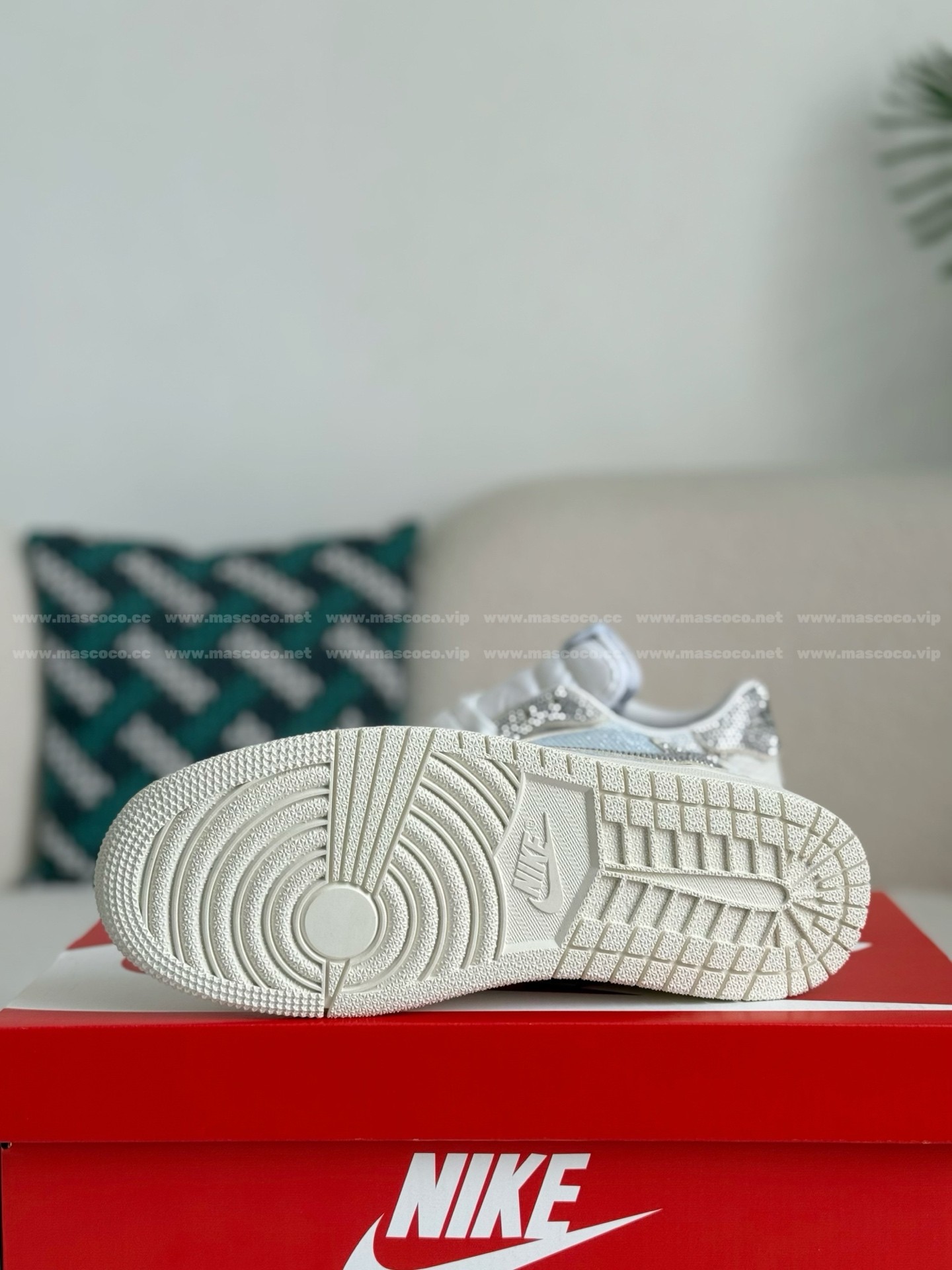 「#4535」Jordan 1 x Gucci Hand-Set Rhinestones Low Sneakers - Image 5