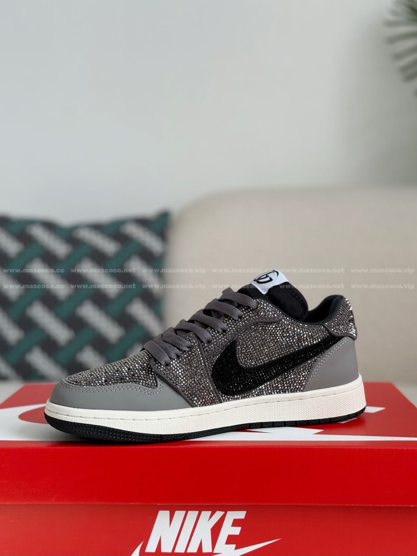 「#4537」Jordan 1 x Gucci Hand-Set Rhinestones Low Sneaker - Image 4