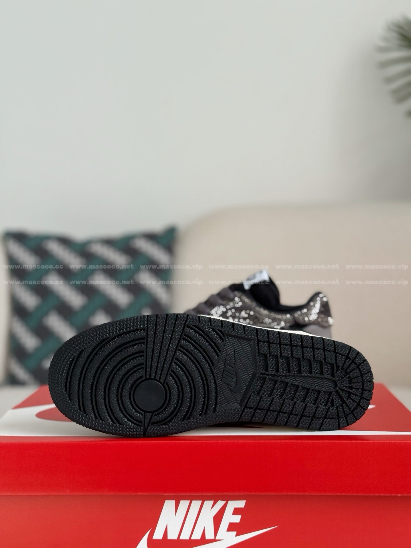 「#4537」Jordan 1 x Gucci Hand-Set Rhinestones Low Sneaker - Image 5