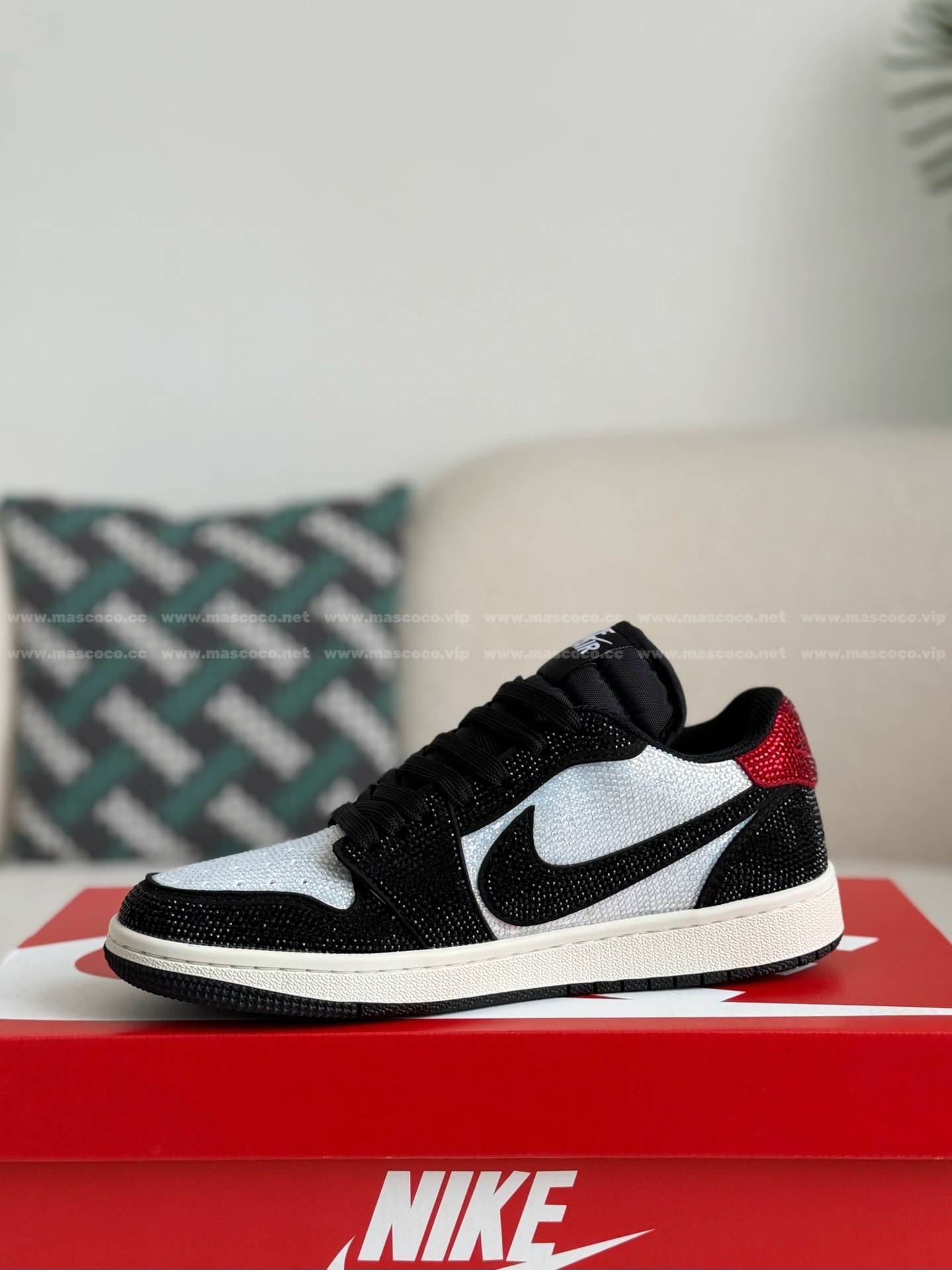 「#4538」Jordan 1 Hand-Set Rhinestones Low Sneakers - Image 4