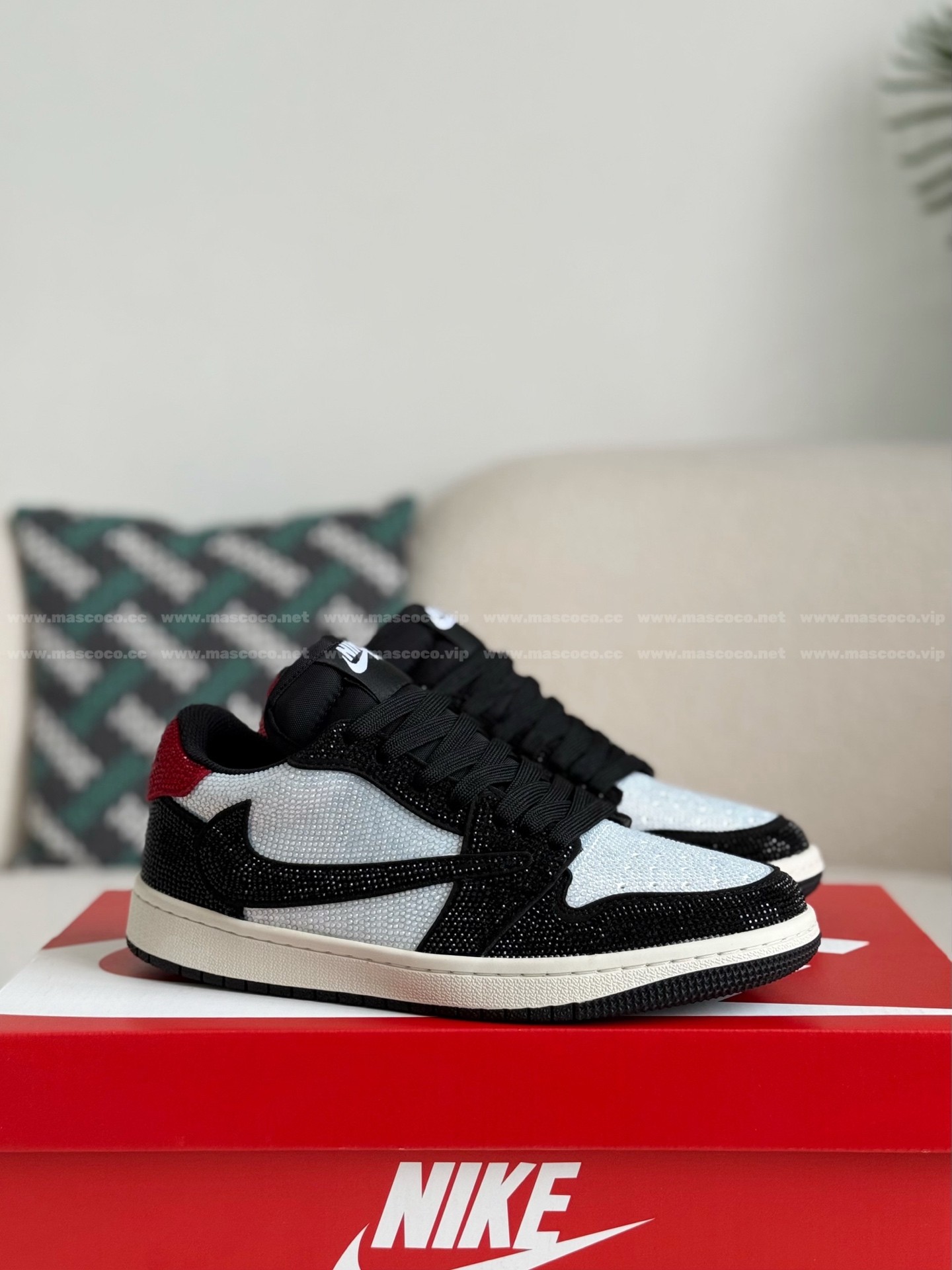 「#4538」Jordan 1 Hand-Set Rhinestones Low Sneakers - Image 2