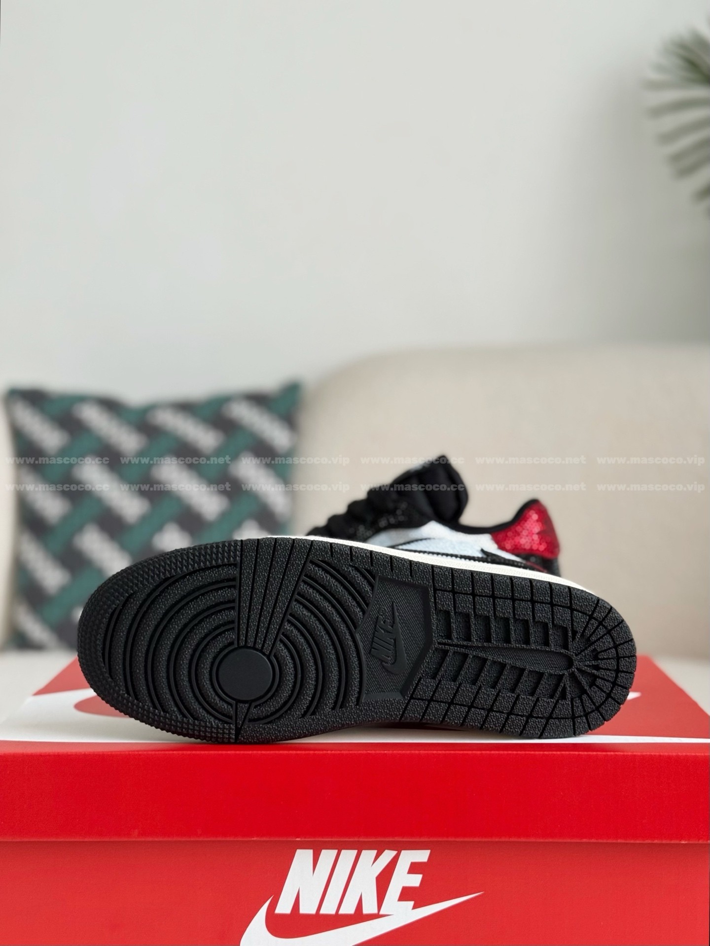 「#4538」Jordan 1 Hand-Set Rhinestones Low Sneakers - Image 5