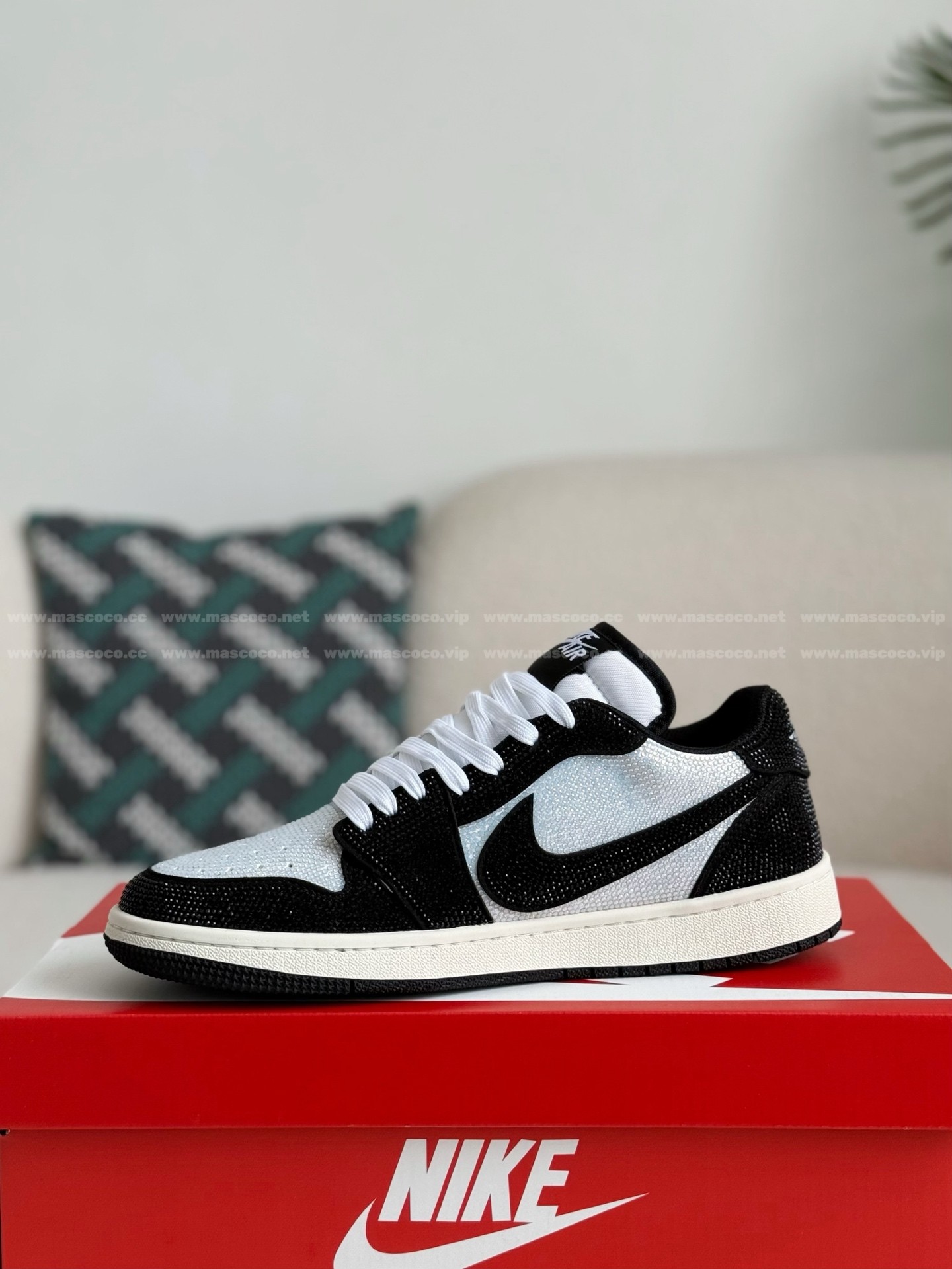 「#4539」Jordan 1 Hand-Set Rhinestones Low Sneakers - Image 4