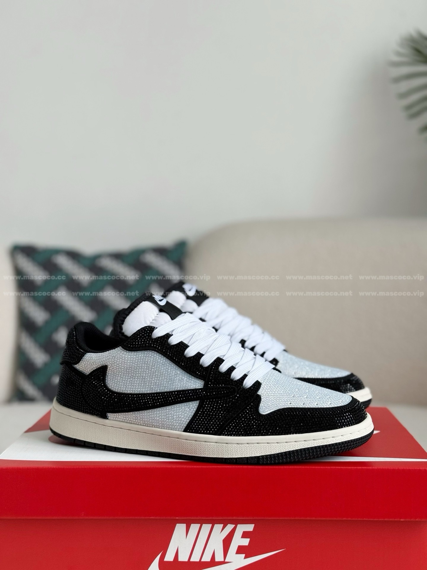 「#4539」Jordan 1 Hand-Set Rhinestones Low Sneakers - Image 2