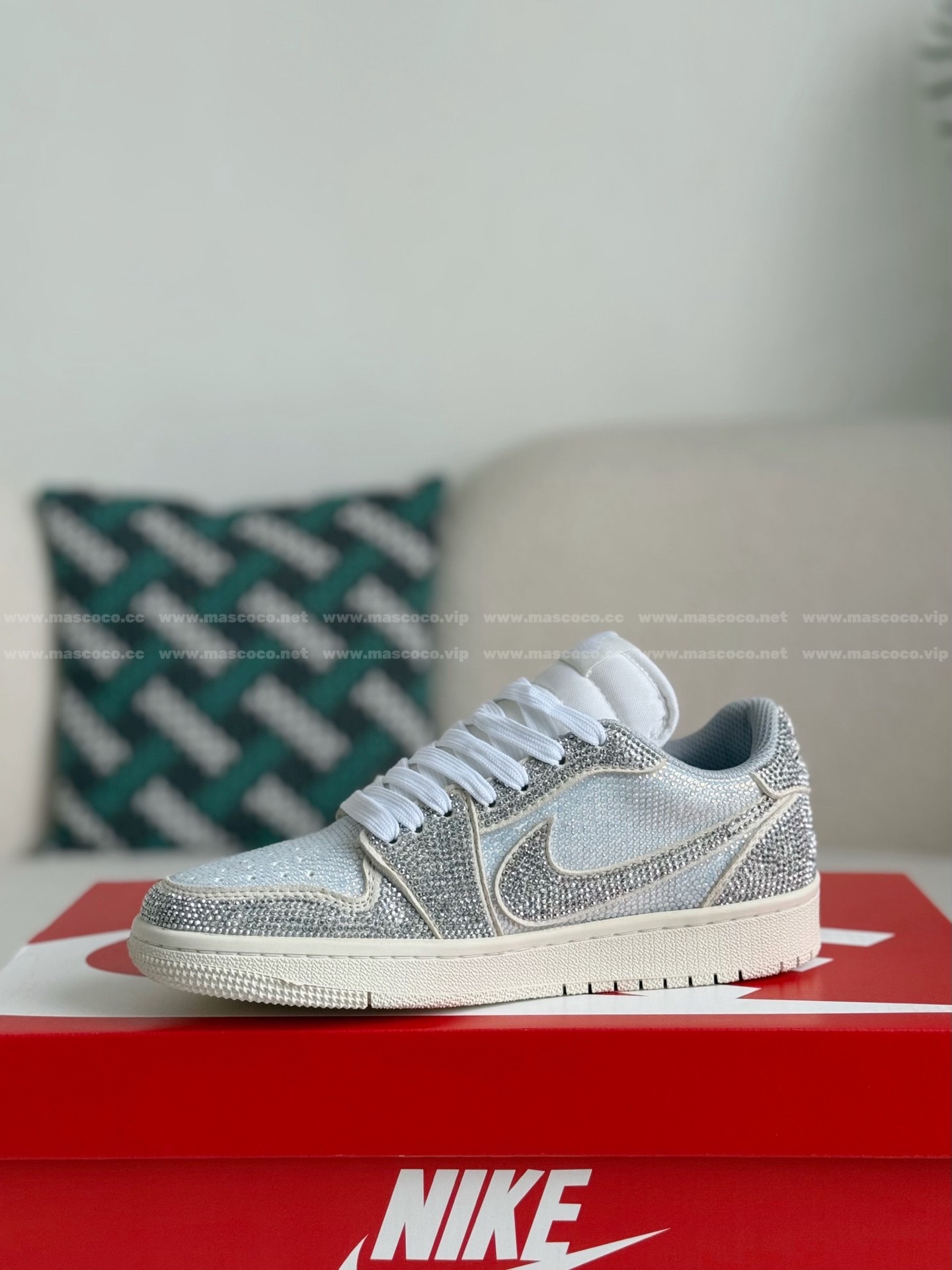 「#4541」Jordan 1 Hand-Set Rhinestones Low Sneakers - Image 4
