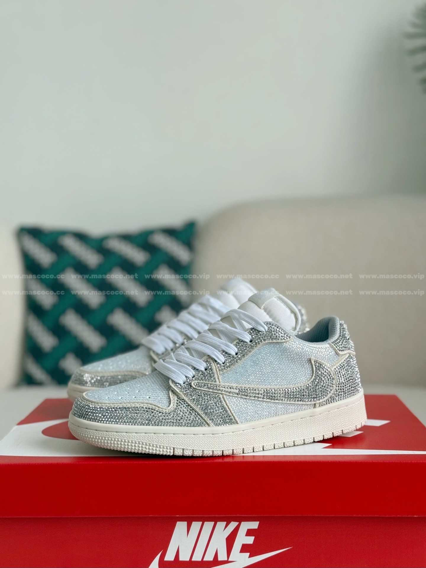 「#4541」Jordan 1 Hand-Set Rhinestones Low Sneakers