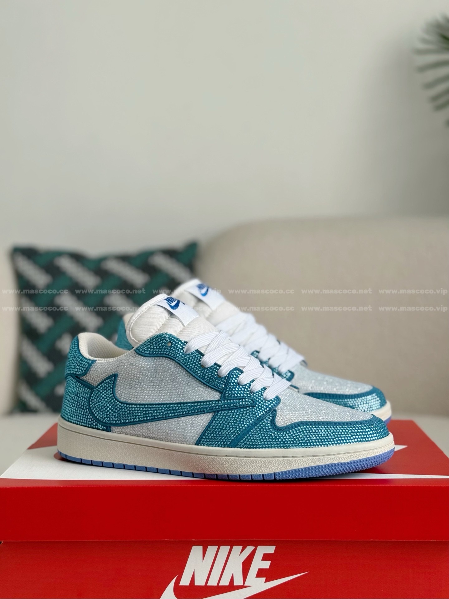 「#4543」Jordan 1 Hand-Set Rhinestones Low Sneakers - Image 2