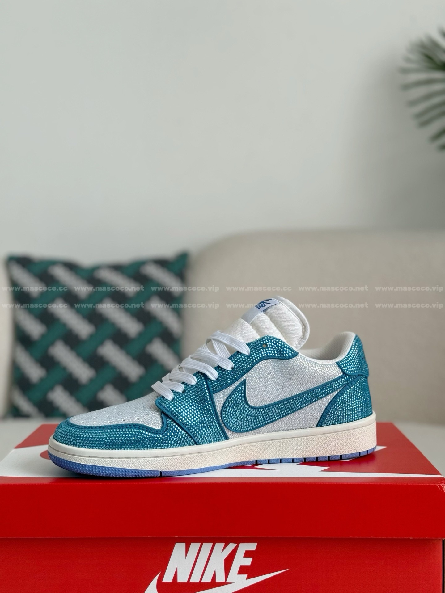 「#4543」Jordan 1 Hand-Set Rhinestones Low Sneakers - Image 4