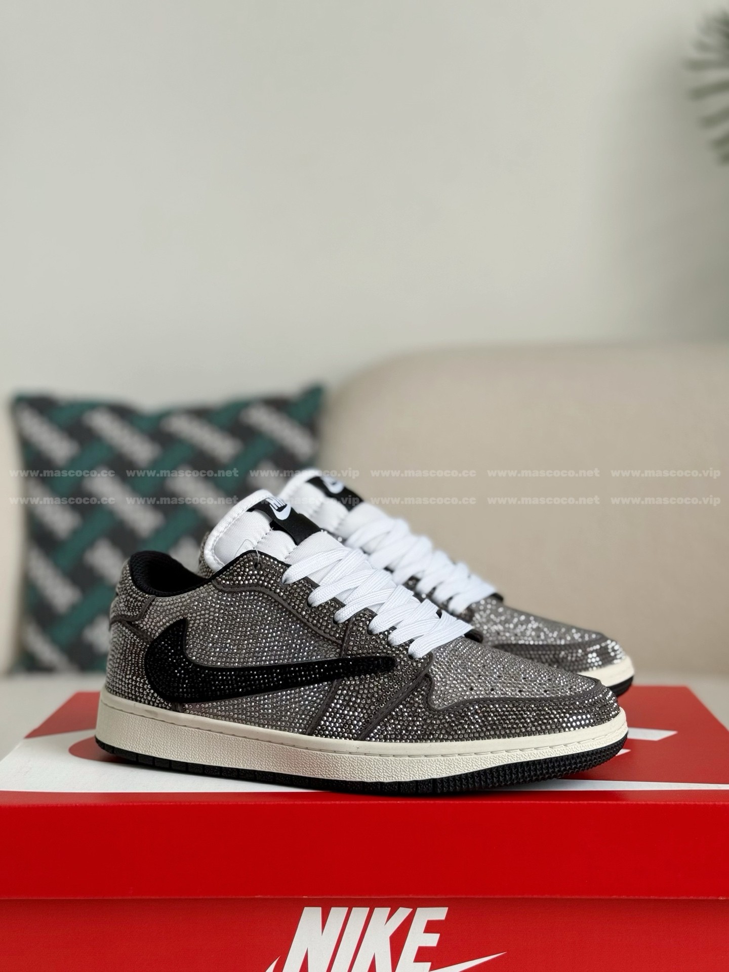「#4546」Jordan 1 Hand-Set Rhinestones Low Sneakers - Image 2