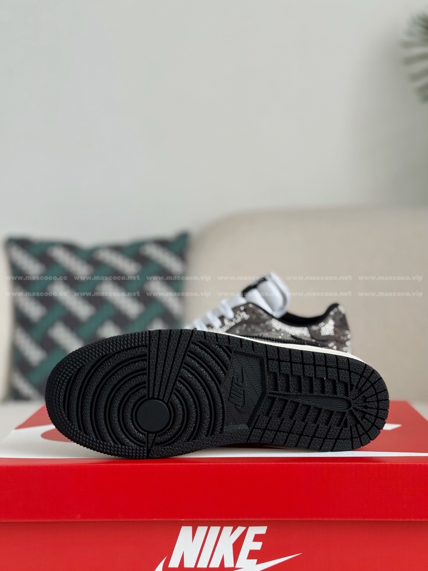 「#4546」Jordan 1 Hand-Set Rhinestones Low Sneakers - Image 5