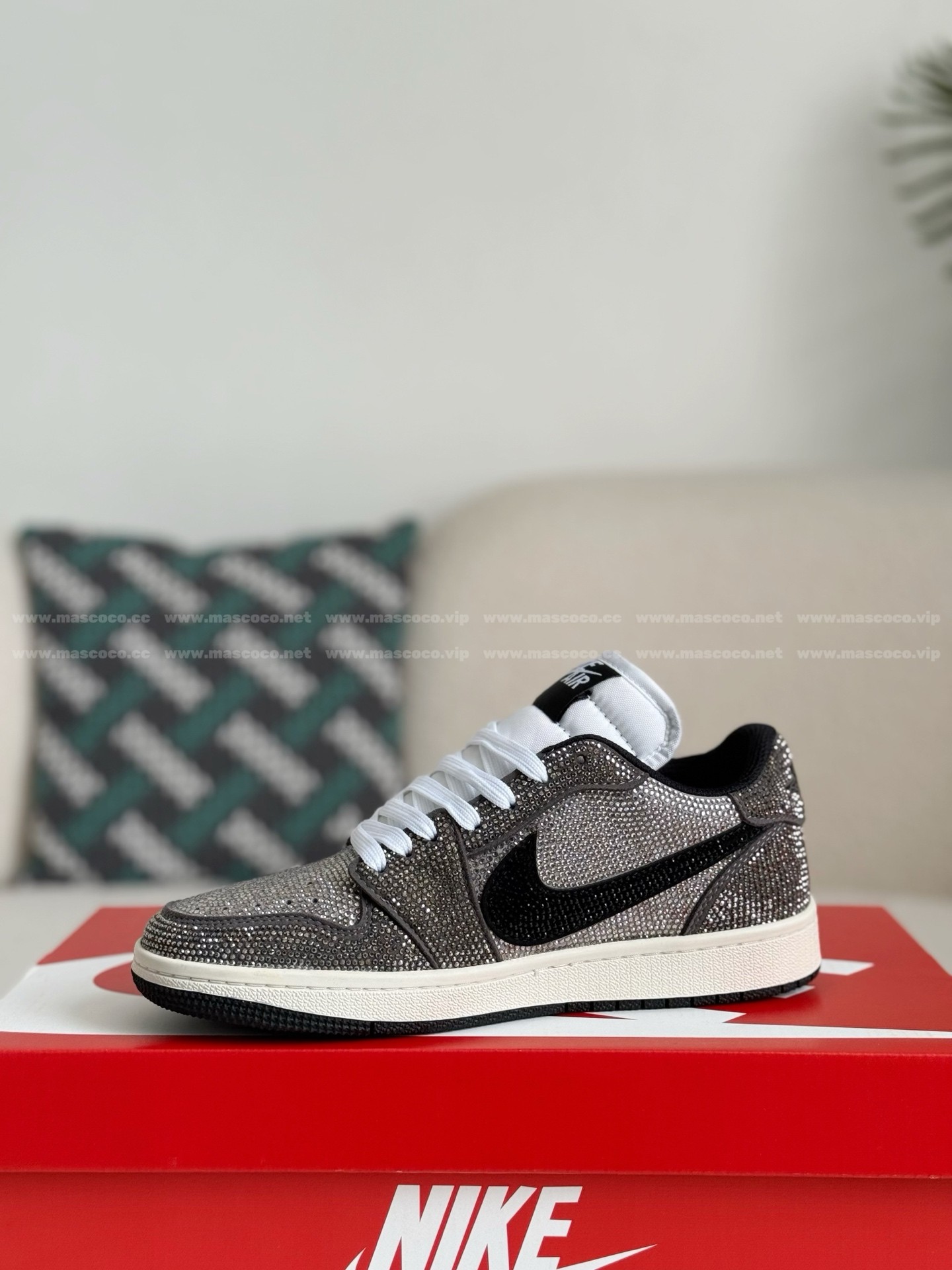 「#4546」Jordan 1 Hand-Set Rhinestones Low Sneakers - Image 4