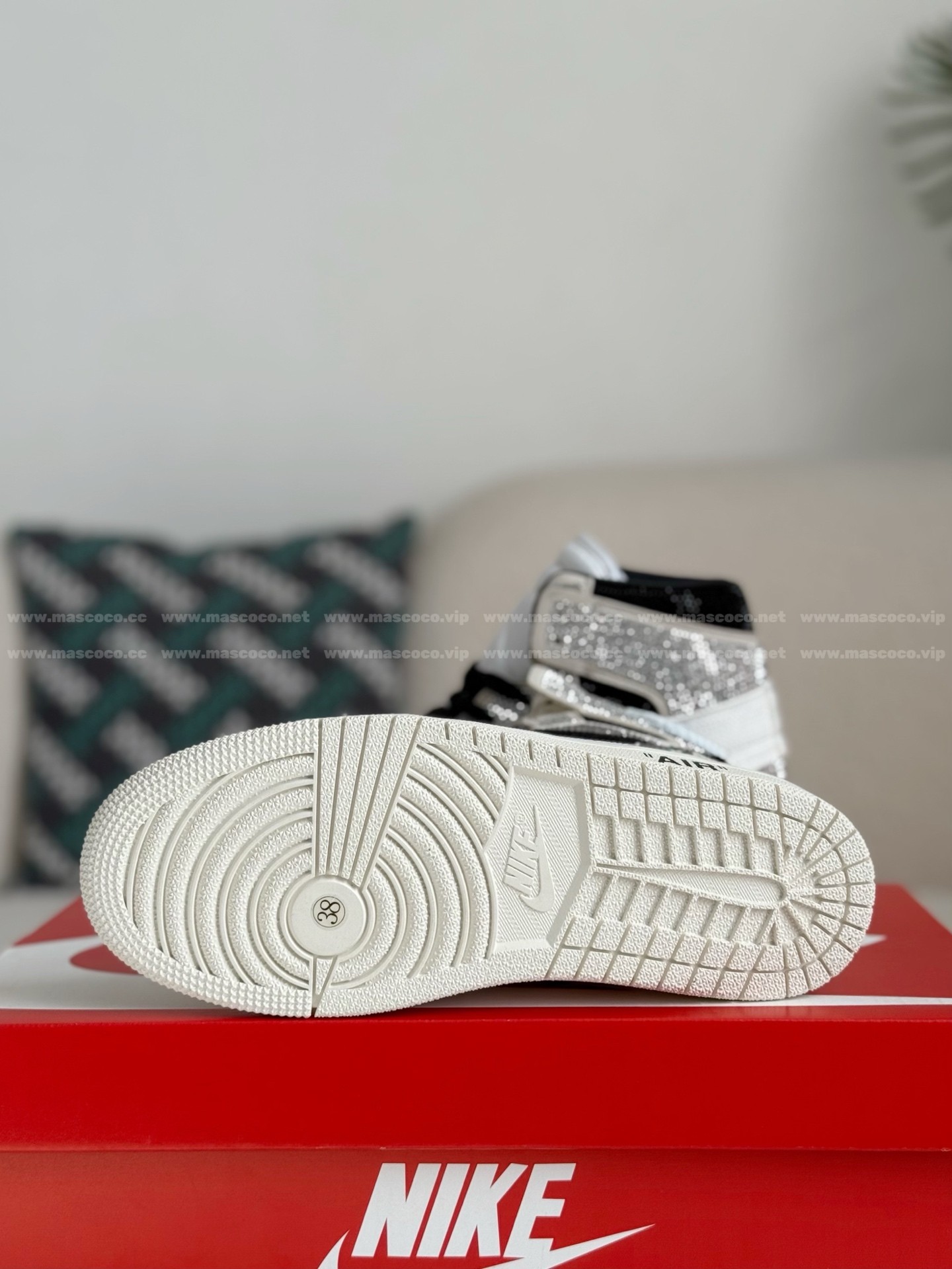 「#4554」Jordan 1 Off-white Hand-Set Rhinestones High Sneakers - Image 5