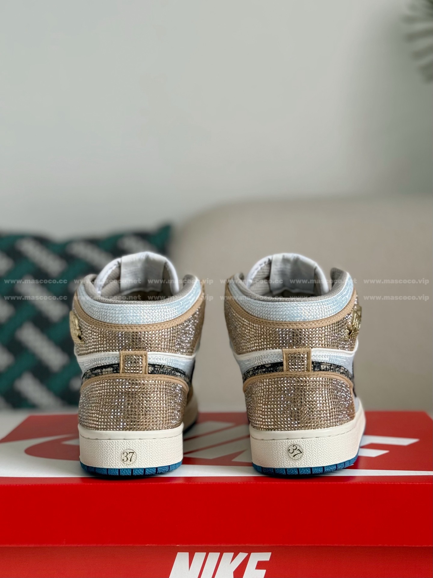 「#4555」Jordan 1 Hand-Set Rhinestones High Sneakers - Image 3