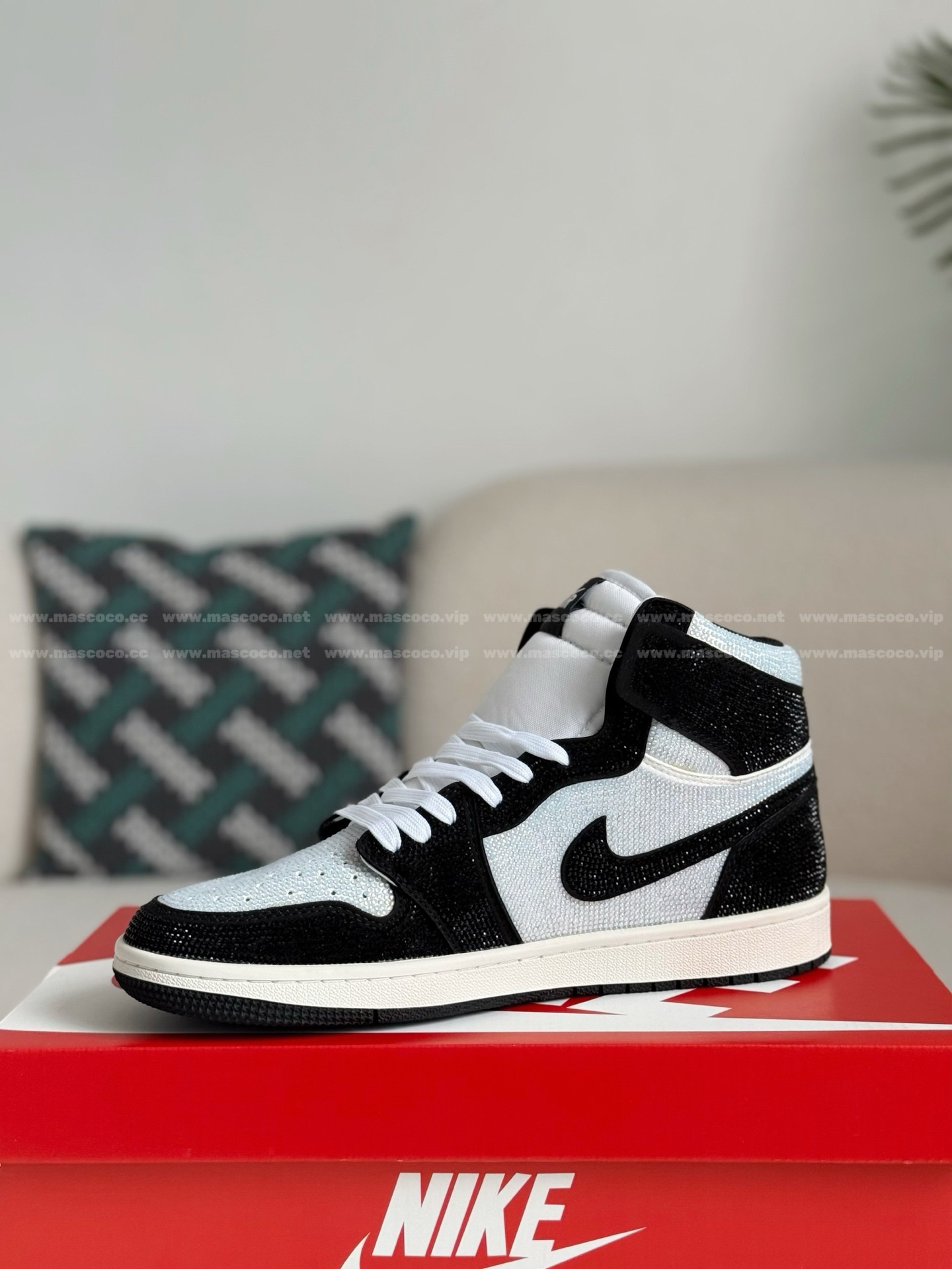 「#4557」Jordan 1 Hand-Set Rhinestones High Sneakers - Image 4