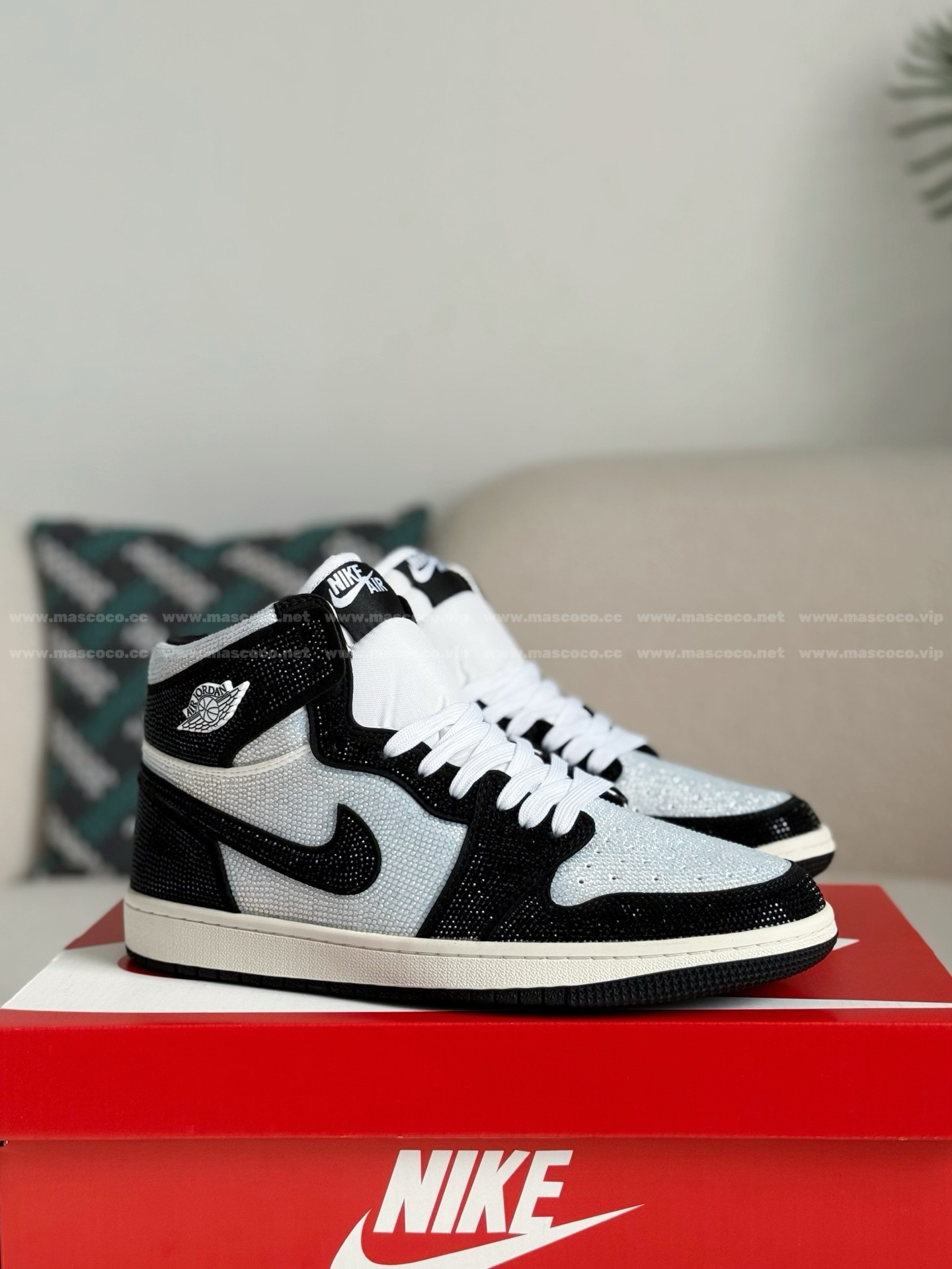 「#4557」Jordan 1 Hand-Set Rhinestones High Sneakers - Image 2