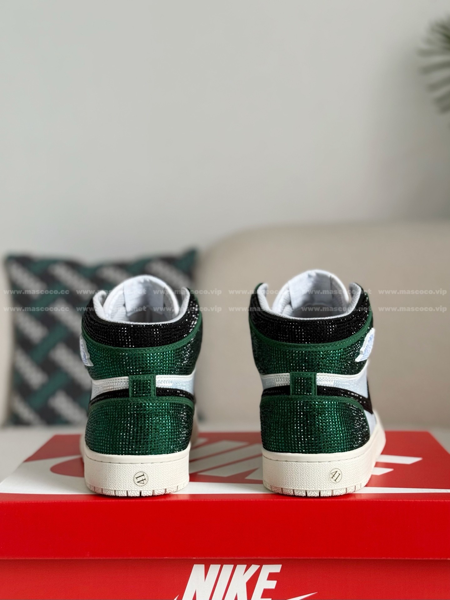 「#4562」Jordan 1 Hand-Set Rhinestones High Sneakers - Image 3