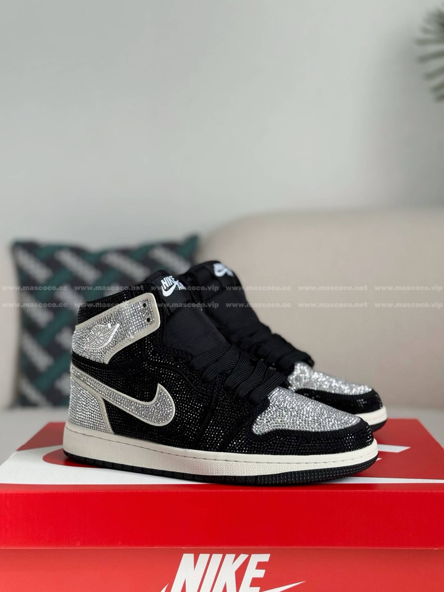 「#4564」Jordan 1 Hand-Set Rhinestones High Sneakers - Image 2