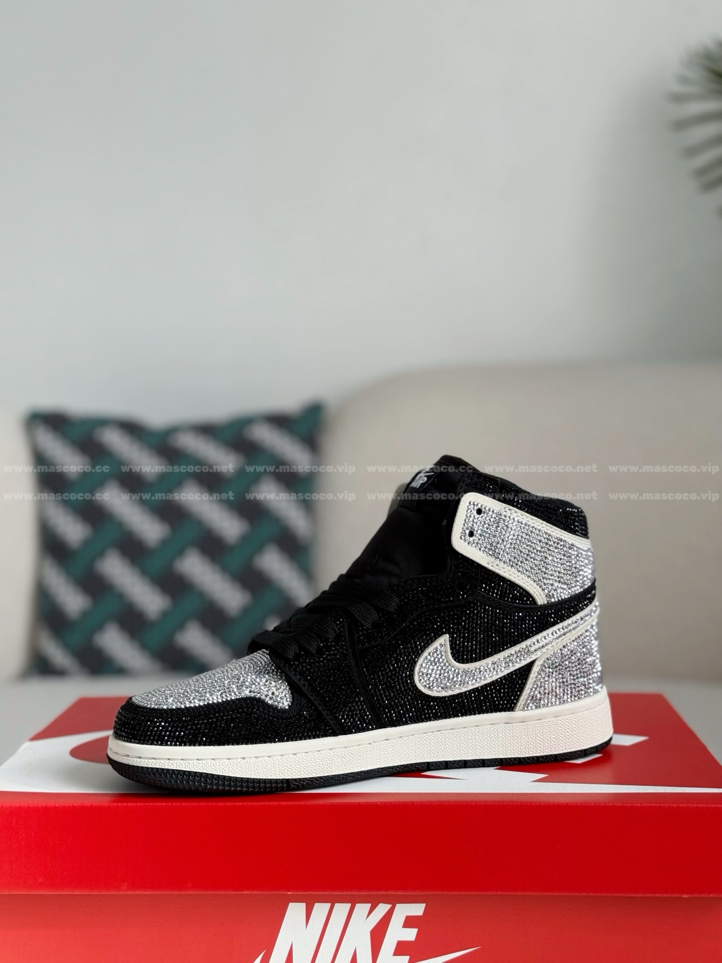 「#4564」Jordan 1 Hand-Set Rhinestones High Sneakers - Image 4