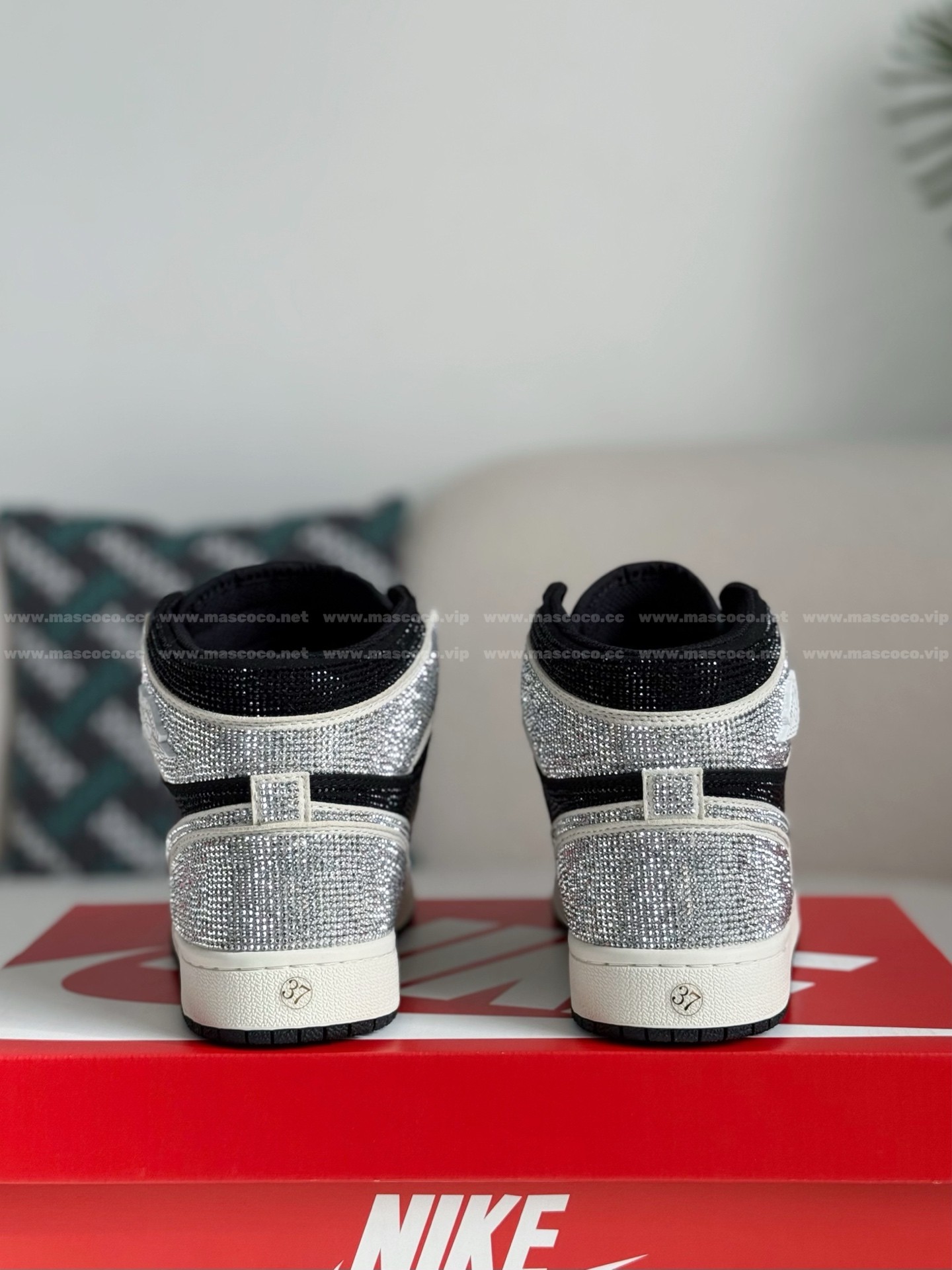「#4564」Jordan 1 Hand-Set Rhinestones High Sneakers - Image 3