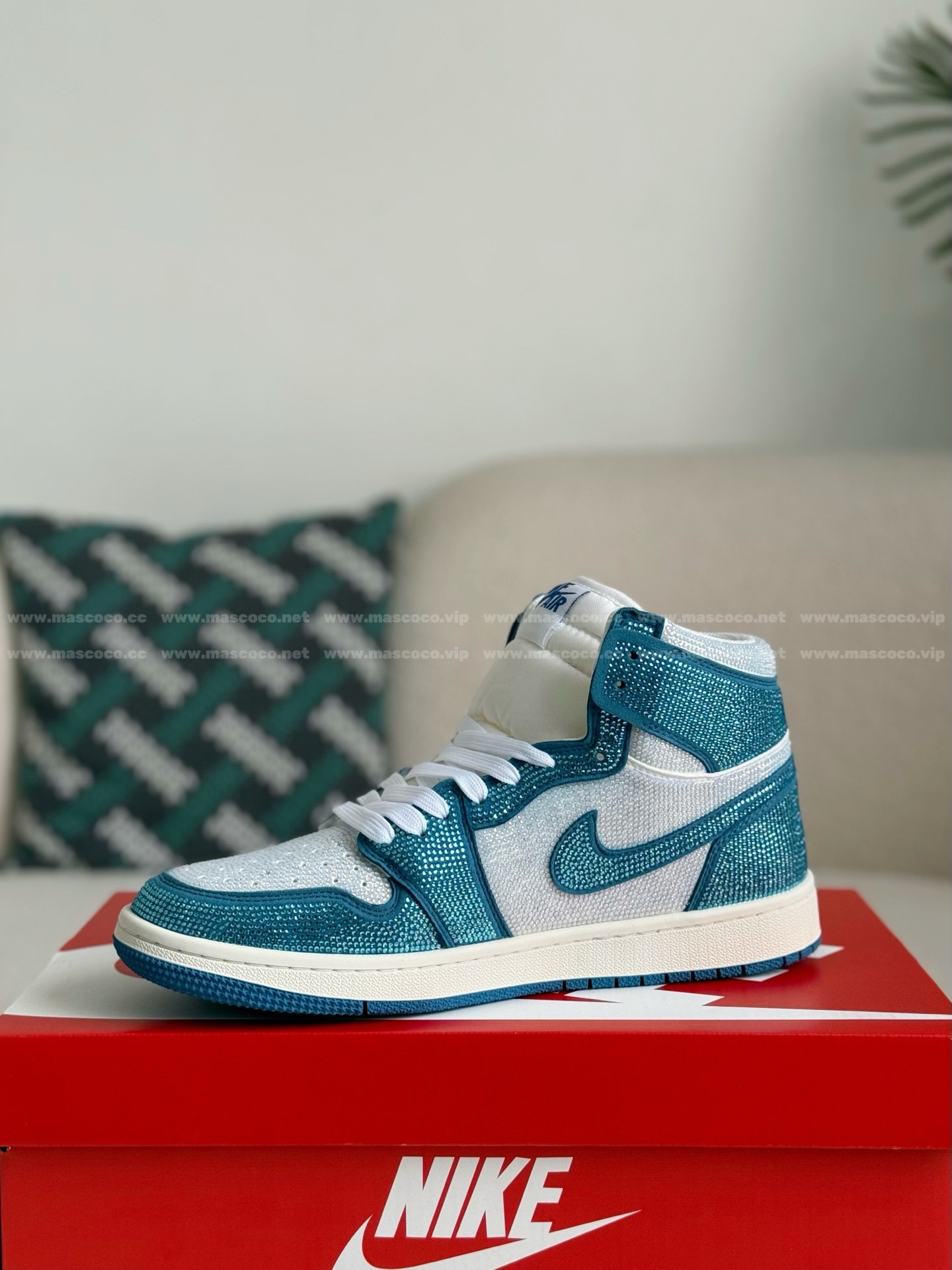 「#4574」Jordan 1 Hand-Set Rhinestones High Sneakers - Image 4