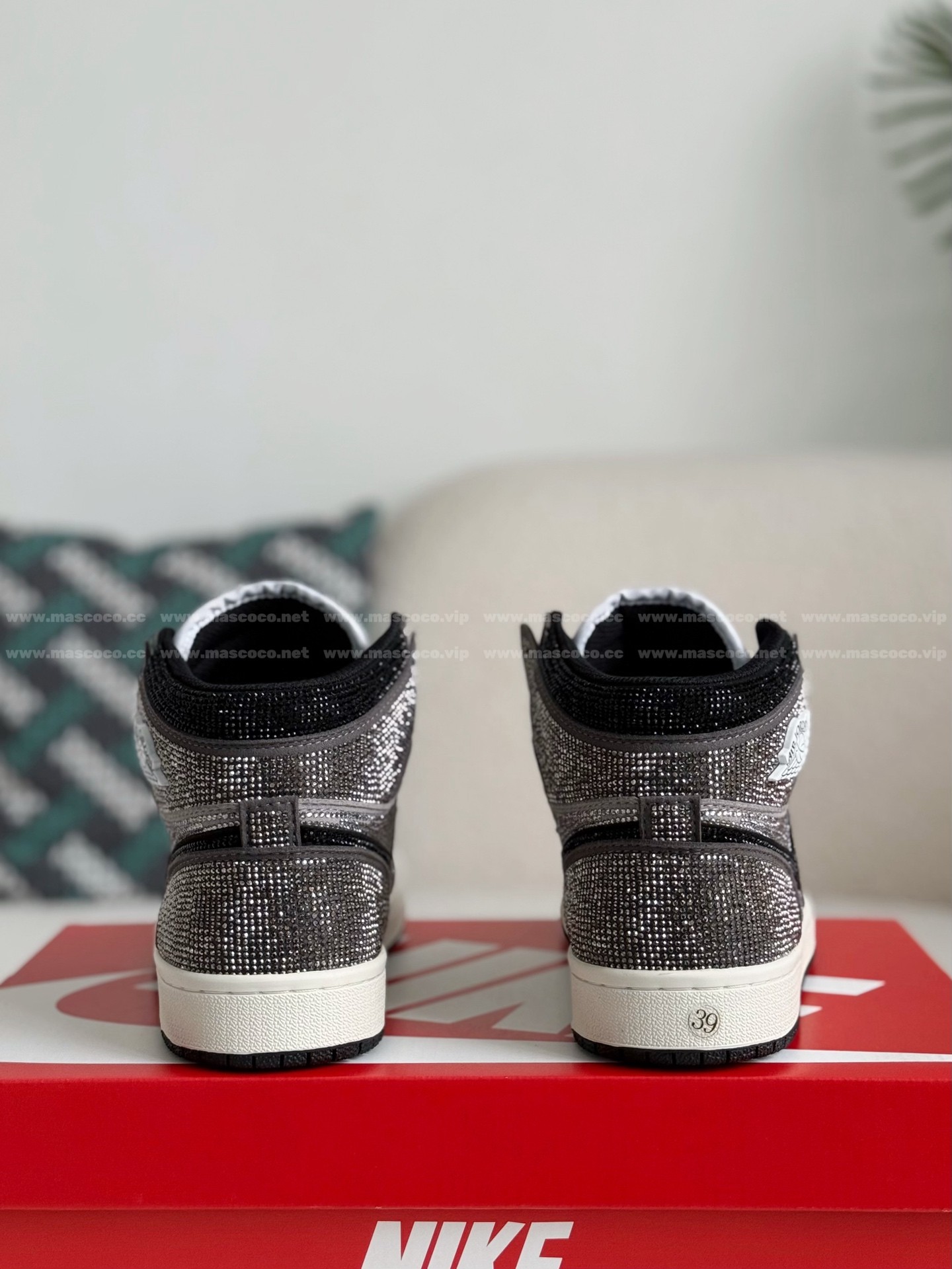 「#4583」Jordan 1 Hand-Set Rhinestones High Sneakers - Image 3