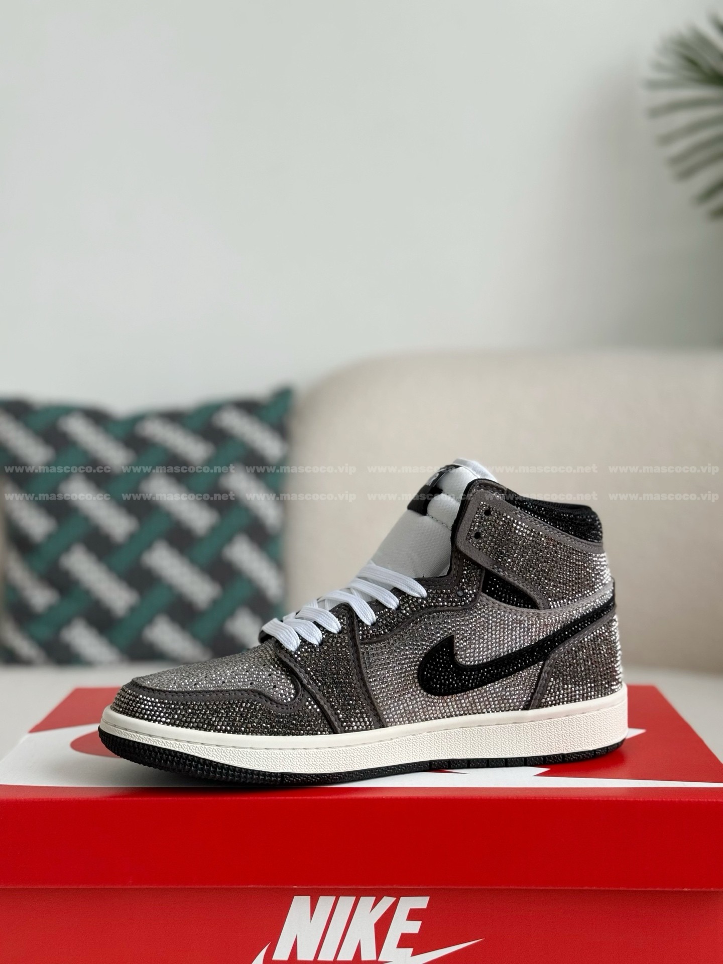 「#4583」Jordan 1 Hand-Set Rhinestones High Sneakers - Image 4