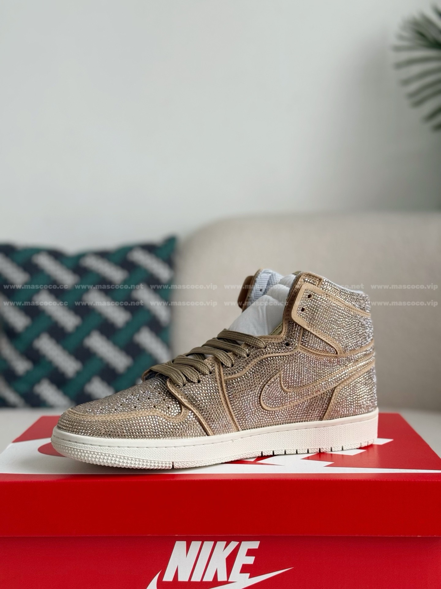 「#4584」Jordan 1 Hand-Set Rhinestones High Sneakers - Image 4