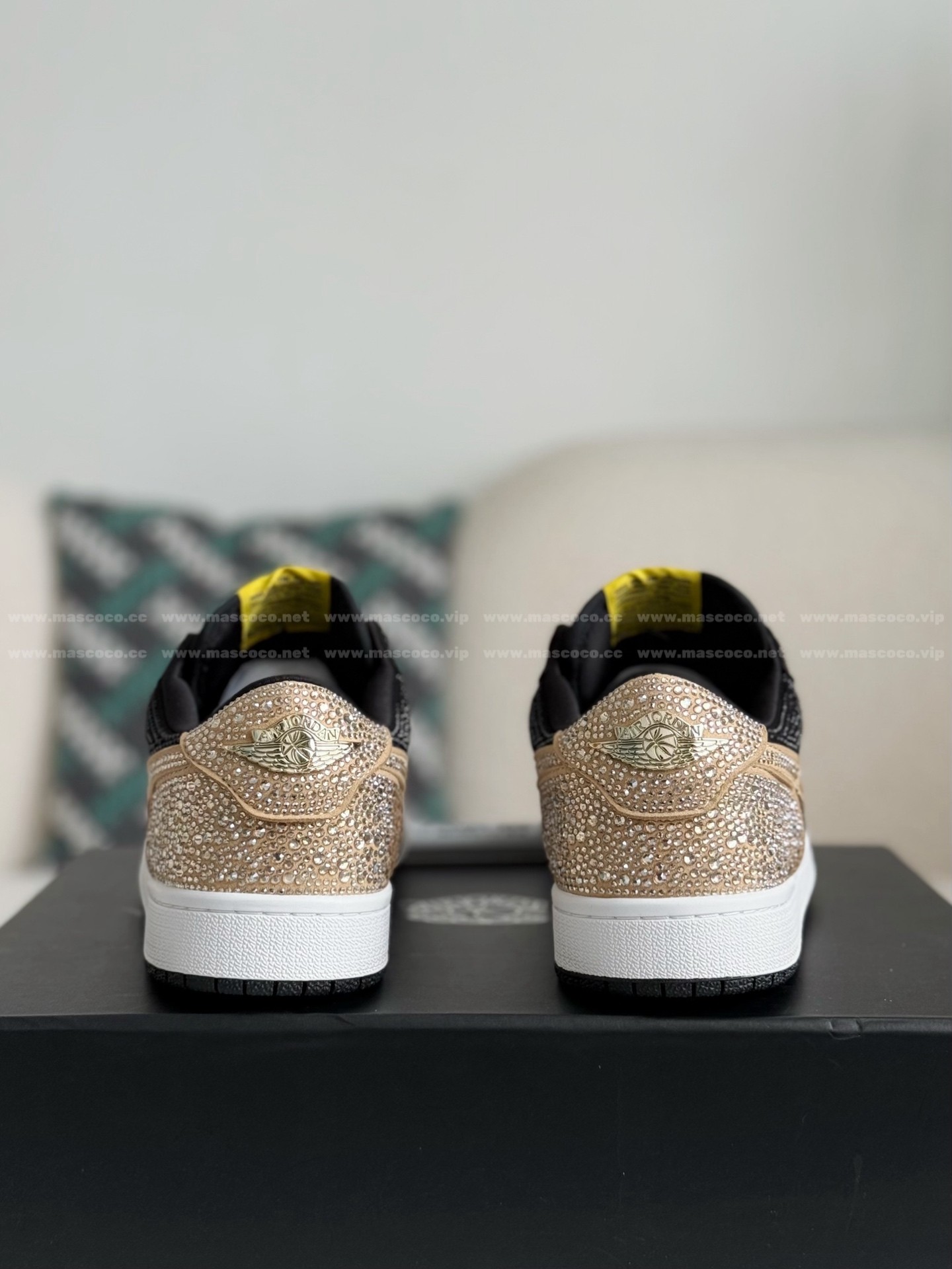 「#4757」Jordan 1 Hand-Set Rhinestones Low Sneakers - Image 3