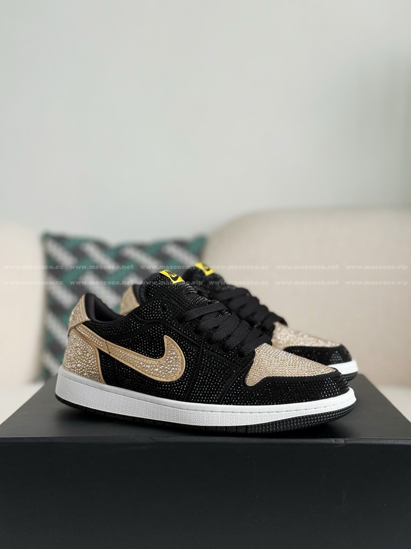 「#4757」Jordan 1 Hand-Set Rhinestones Low Sneakers - Image 2