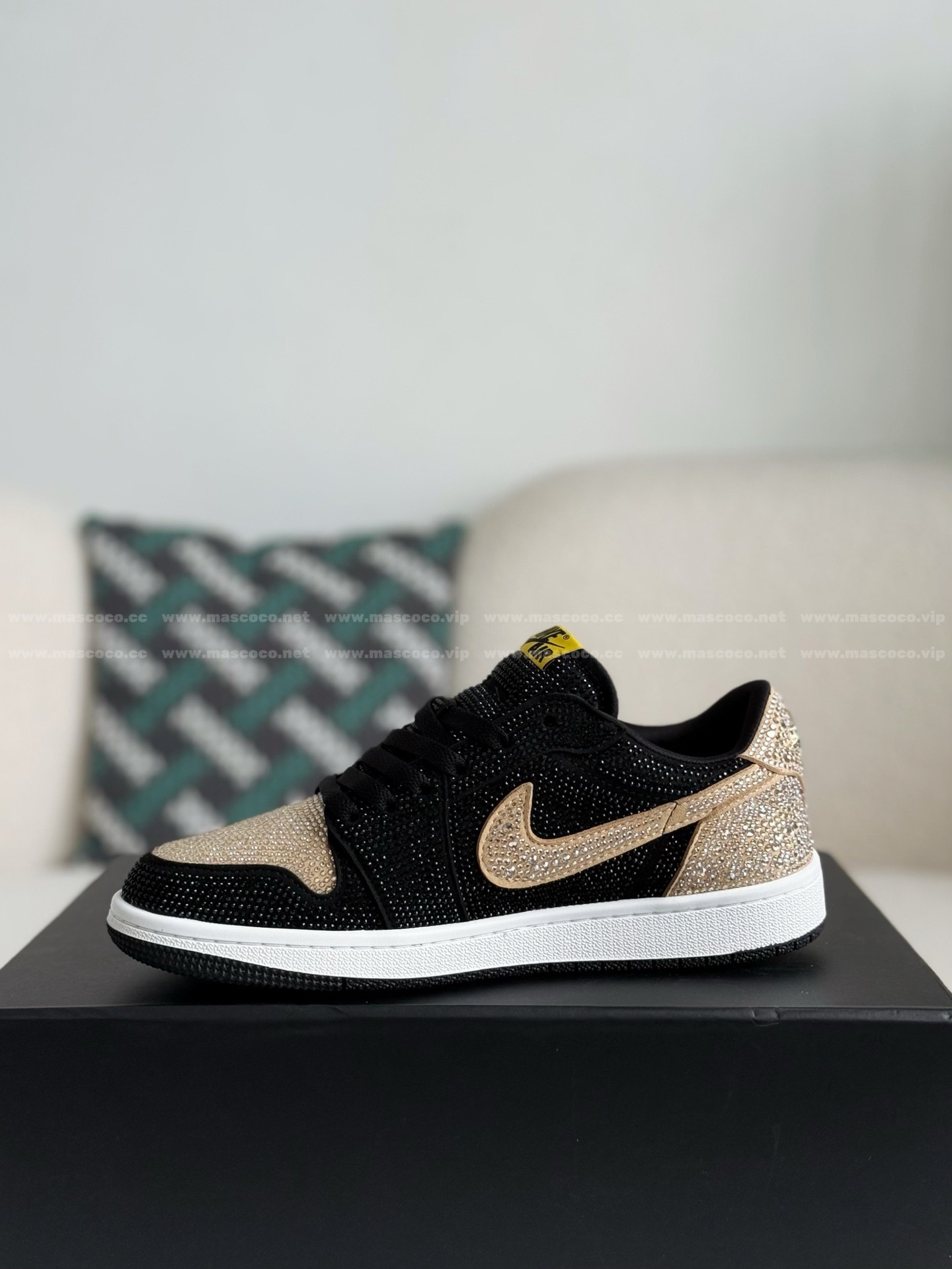 「#4757」Jordan 1 Hand-Set Rhinestones Low Sneakers - Image 4