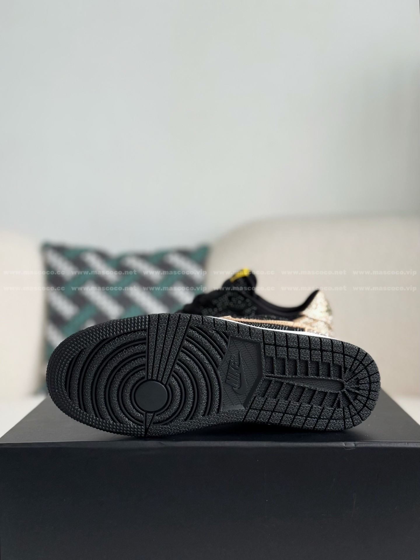 「#4757」Jordan 1 Hand-Set Rhinestones Low Sneakers - Image 5