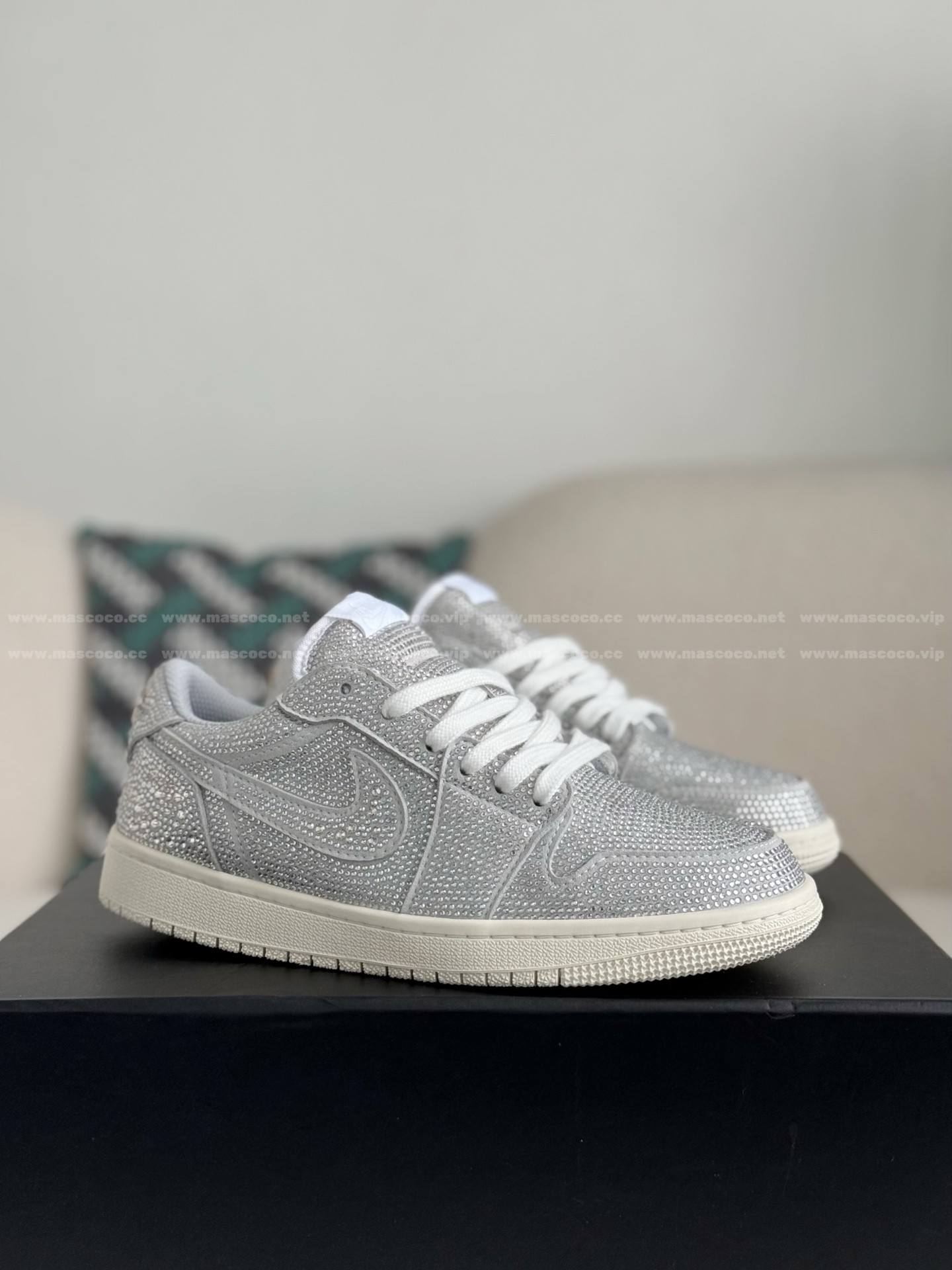 「#4759」Jordan 1 Hand-Set Rhinestones Low Sneakers - Image 2