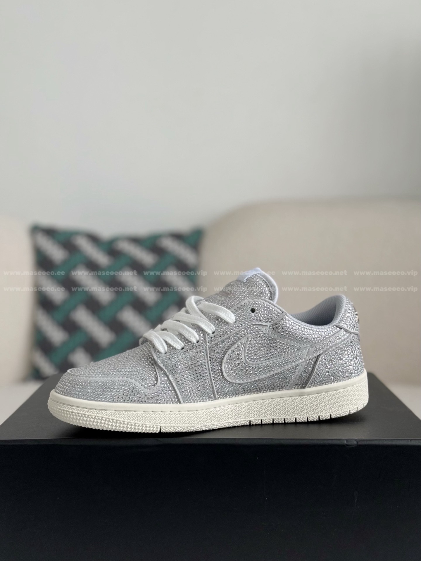 「#4759」Jordan 1 Hand-Set Rhinestones Low Sneakers - Image 4