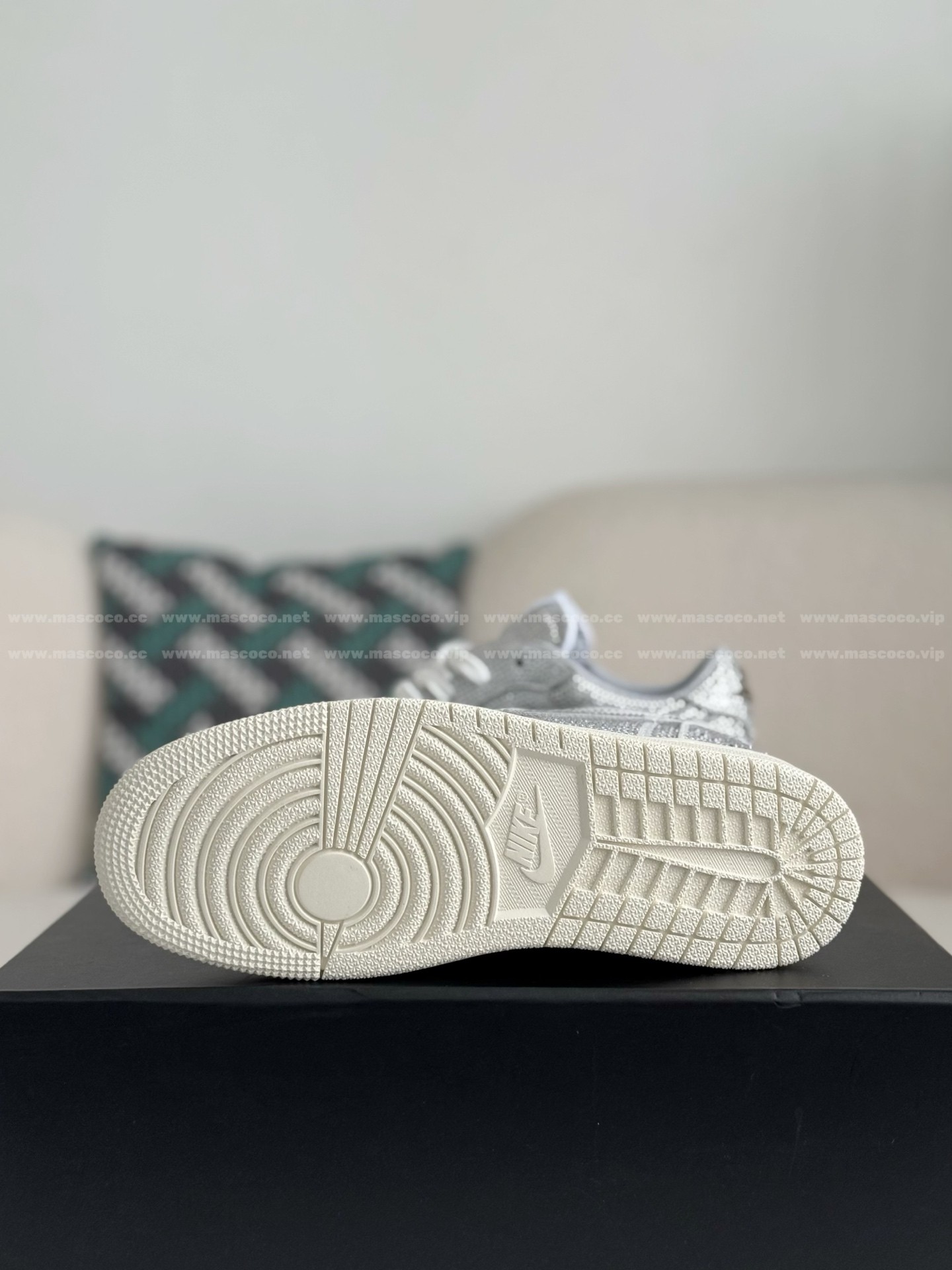 「#4759」Jordan 1 Hand-Set Rhinestones Low Sneakers - Image 5