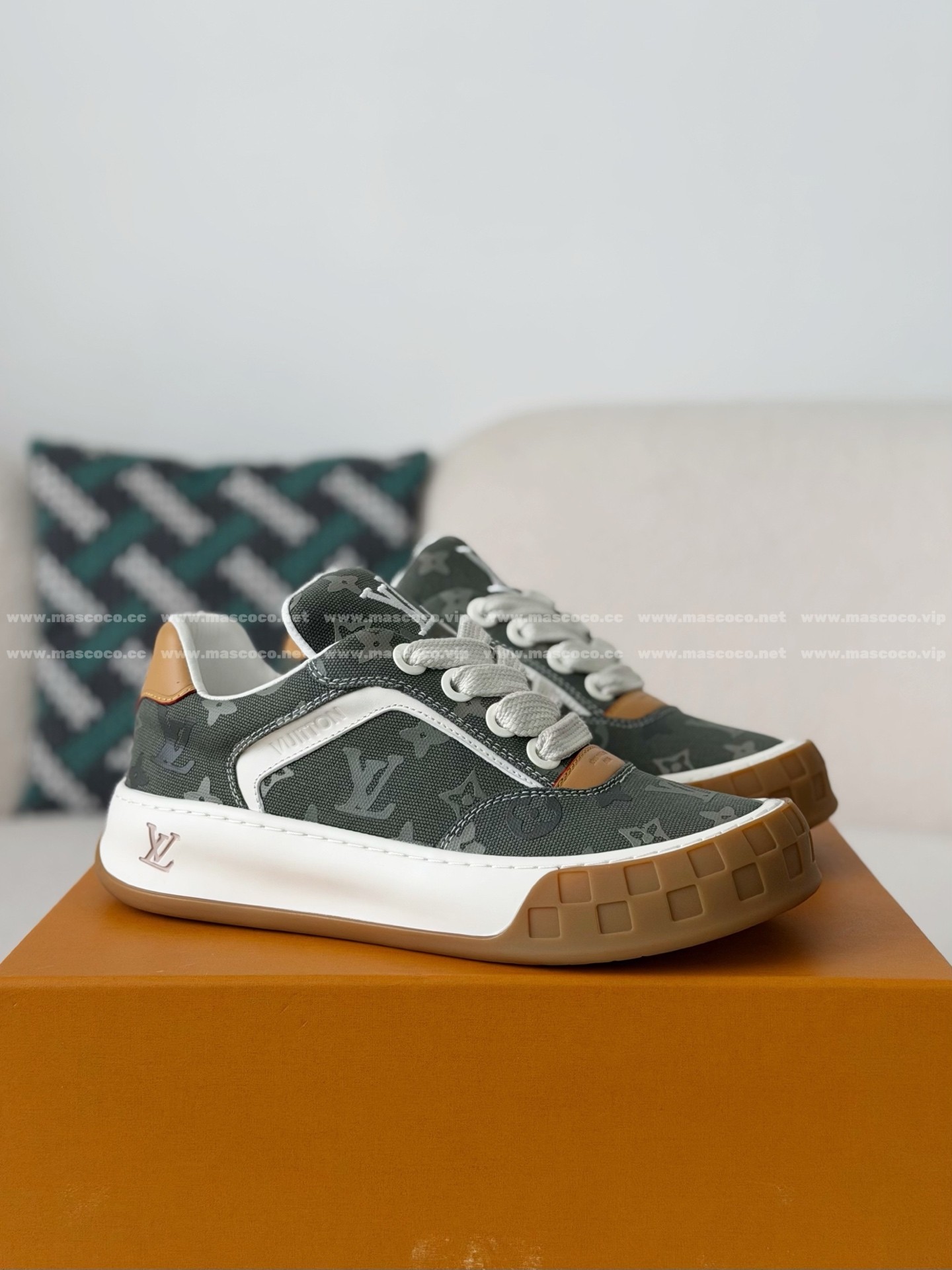 「#5387」LOUIS VUITTON TILTED CANVAS LEATHER BOARD SHOES - Image 2